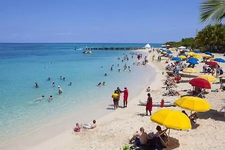 Hospitalityexpert Charming 4 Bedroom Villa Sleeps 10 - Pool Hot Tub Beach & Private Chef Montego Bay