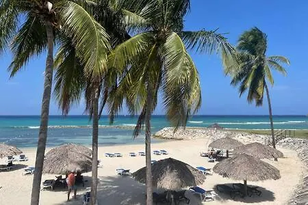 Hospitalityexpert Charming 4 Bedroom Villa Sleeps 10 - Pool Hot Tub Beach & Private Chef Montego Bay Jamaica