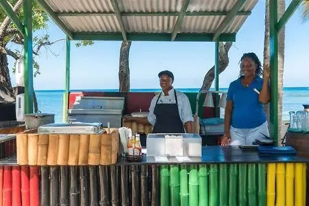 HOSPITALITYEXPERT Charming 4 BR Villa Sleeps 10 - Pool Hot Tub Beach&Private Chef Montego Bay 0*,  Giamaica